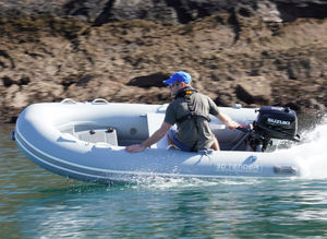barco inflável com motor de popa