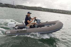 barco inflável com motor de popa