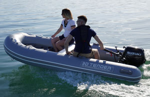 barco inflável com motor de popa