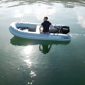 barco inflável com motor de popa