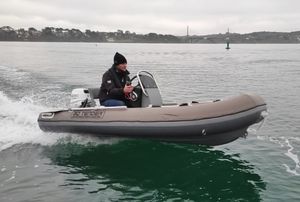 barco inflável com motor de popa