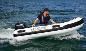 barco inflável com motor de popa