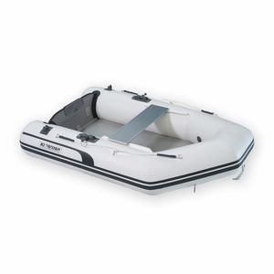 barco inflável com motor de popa
