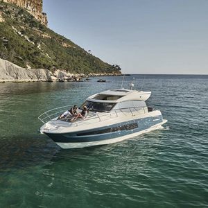 lancha Express Cruiser com motor de centro