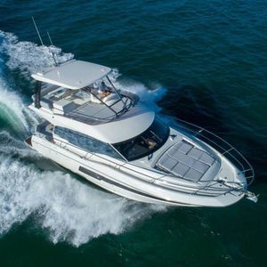 lancha Express Cruiser com motor de centro 1