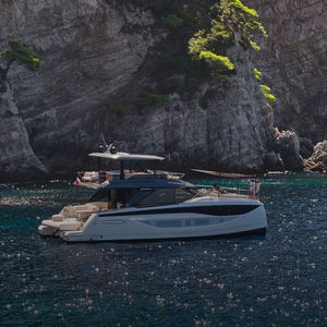 iate a motor catamarã 1