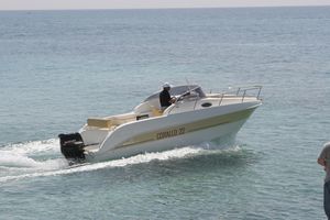 lancha Day Cruiser com motor de popa
