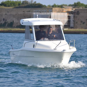 barco de pesca-passeio com motor de popa