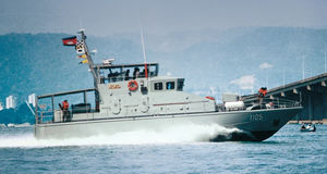 barco profissional barco-patrulha 1
