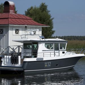 lancha Express Cruiser com motor de centro