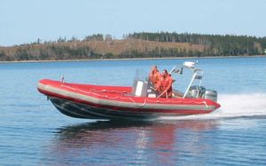 barco inflável com motor de popa