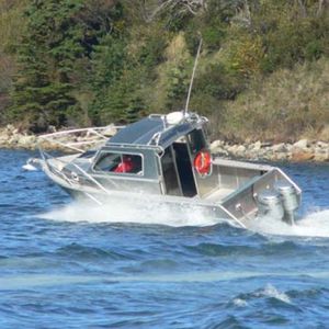 lancha Cabin Cruiser com motor de popa