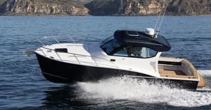 lancha Cabin Cruiser com motor de centro