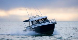 lancha Cabin Cruiser com motor de centro