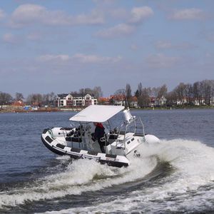 barco inflável com motor de popa