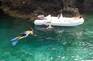 barco inflável com motor de popa