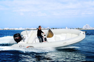 barco inflável com motor de popa