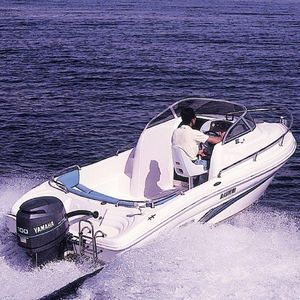 lancha Day Cruiser com motor de popa 1