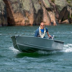 bote com motor de popa