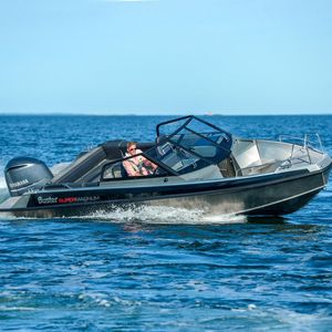 lancha de proa aberta com motor de popa 1
