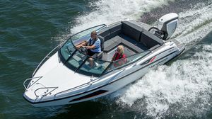 lancha Cabin Cruiser com motor de popa
