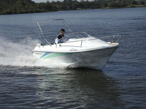 lancha Day Cruiser com motor de popa 1
