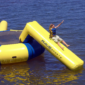 equipamento de diversão aquática escorregador