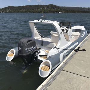 barco inflável com motor de popa