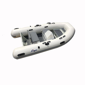 barco inflável com motor de popa