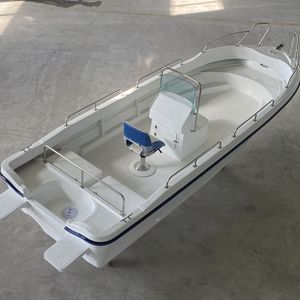 barco de pesca-passeio com motor de popa