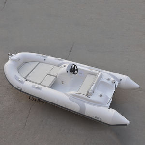 barco inflável com motor de popa