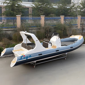 barco inflável com motor de popa