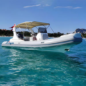 barco inflável com motor de popa