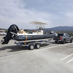 barco inflável com motor de popa