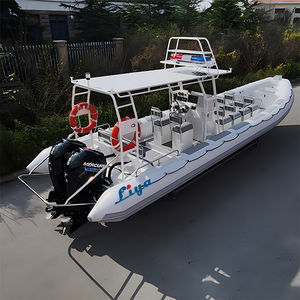 barco inflável com motor de popa