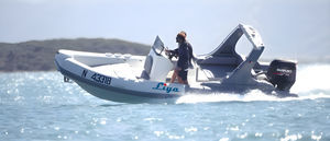 barco inflável com motor de popa