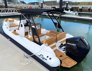 barco inflável com motor de popa