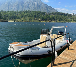 barco inflável com motor de popa