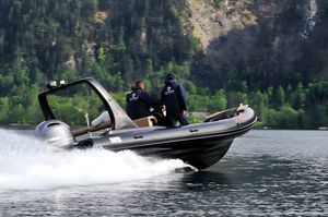 barco inflável com motor de popa