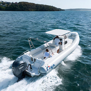 barco inflável com motor de popa