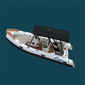 barco inflável com motor de popa