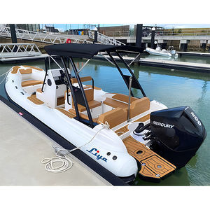 barco inflável com motor de popa