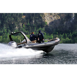 barco inflável com motor de popa