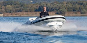 barco inflável com motor de centro