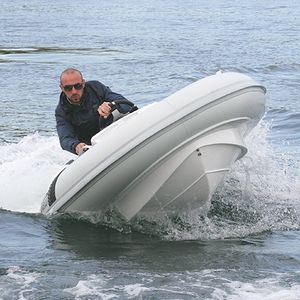 barco inflável com motor de centro / semirrígido / com console lateral / bote auxiliar para iate
