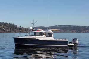 trawler com motor de popa 1