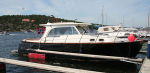 lancha Cabin Cruiser com motor de centro