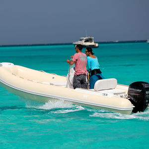 barco inflável com motor de popa