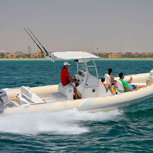 barco inflável com motor de popa