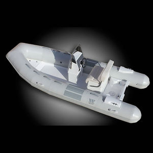 barco inflável com motor de popa